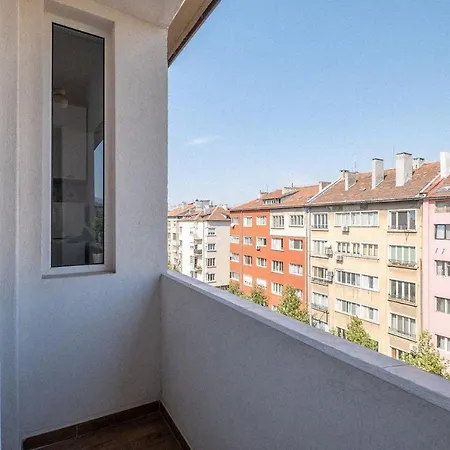 Lovely 1 Bdrm Apt / Central Colorful Cozy Gem Апартамент София